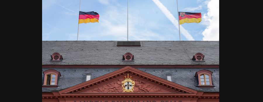 Landtags-Flaggen in Mainz wehen auf halbmast