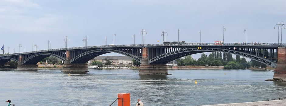 Unfall auf Theodor-Heuss-Brücke: Rückstau und Sperrung