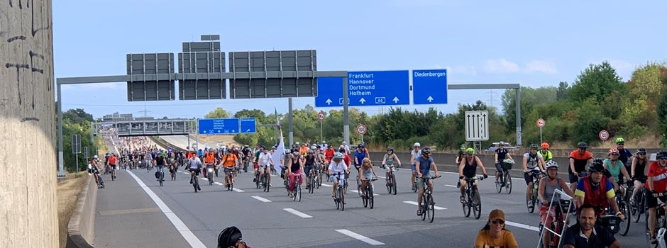 Mehr als 8500 Teilnehmer bei Fahrrad-Demo auf Autobahn