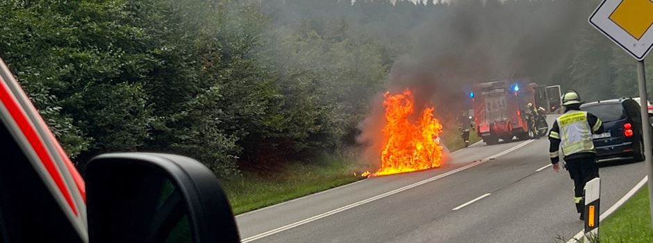 Auto steht in Flammen: Feuerwehr Wiesbaden im Einsatz