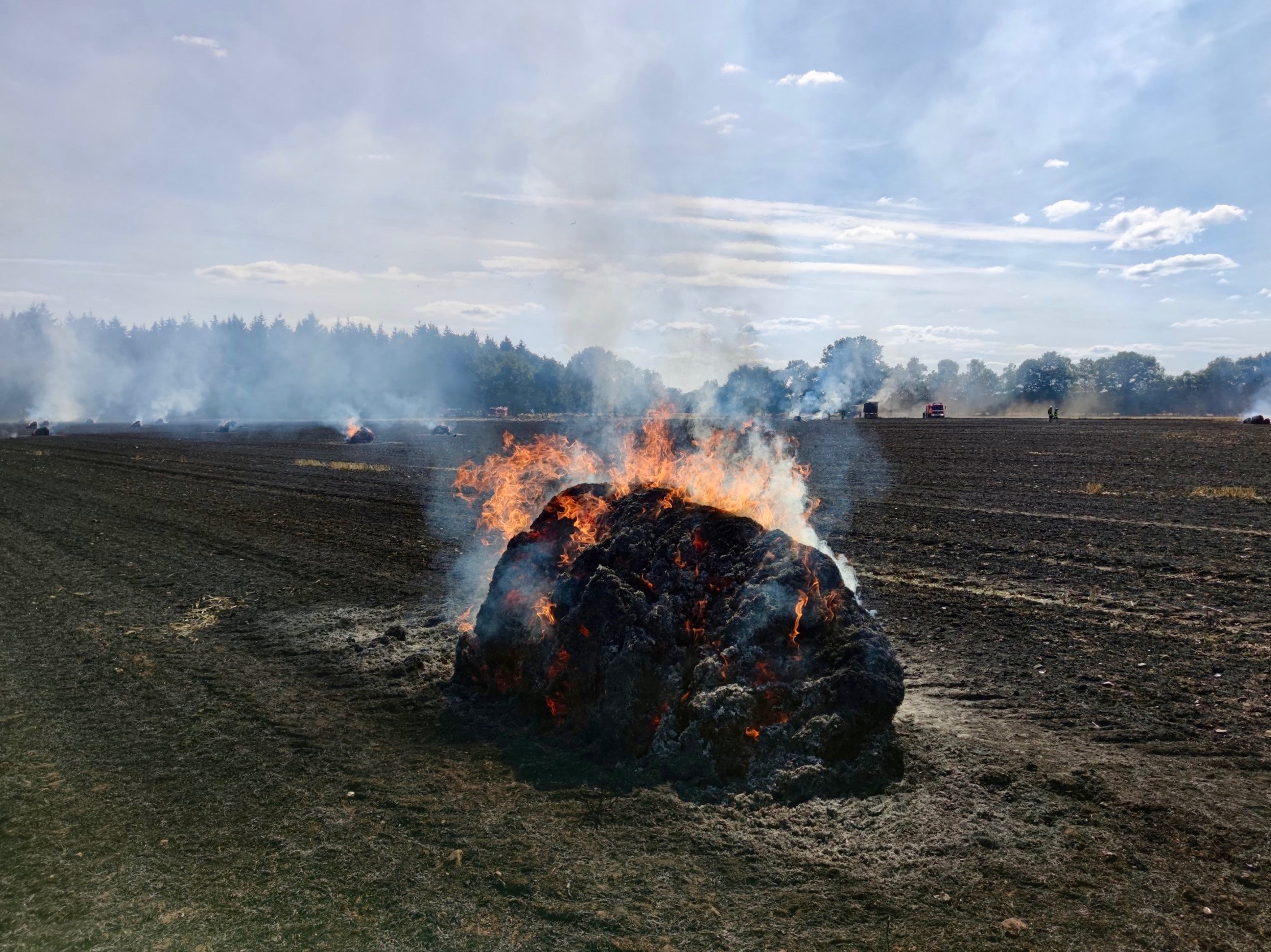 Stoppelfeld Und Strohballen In Flammen