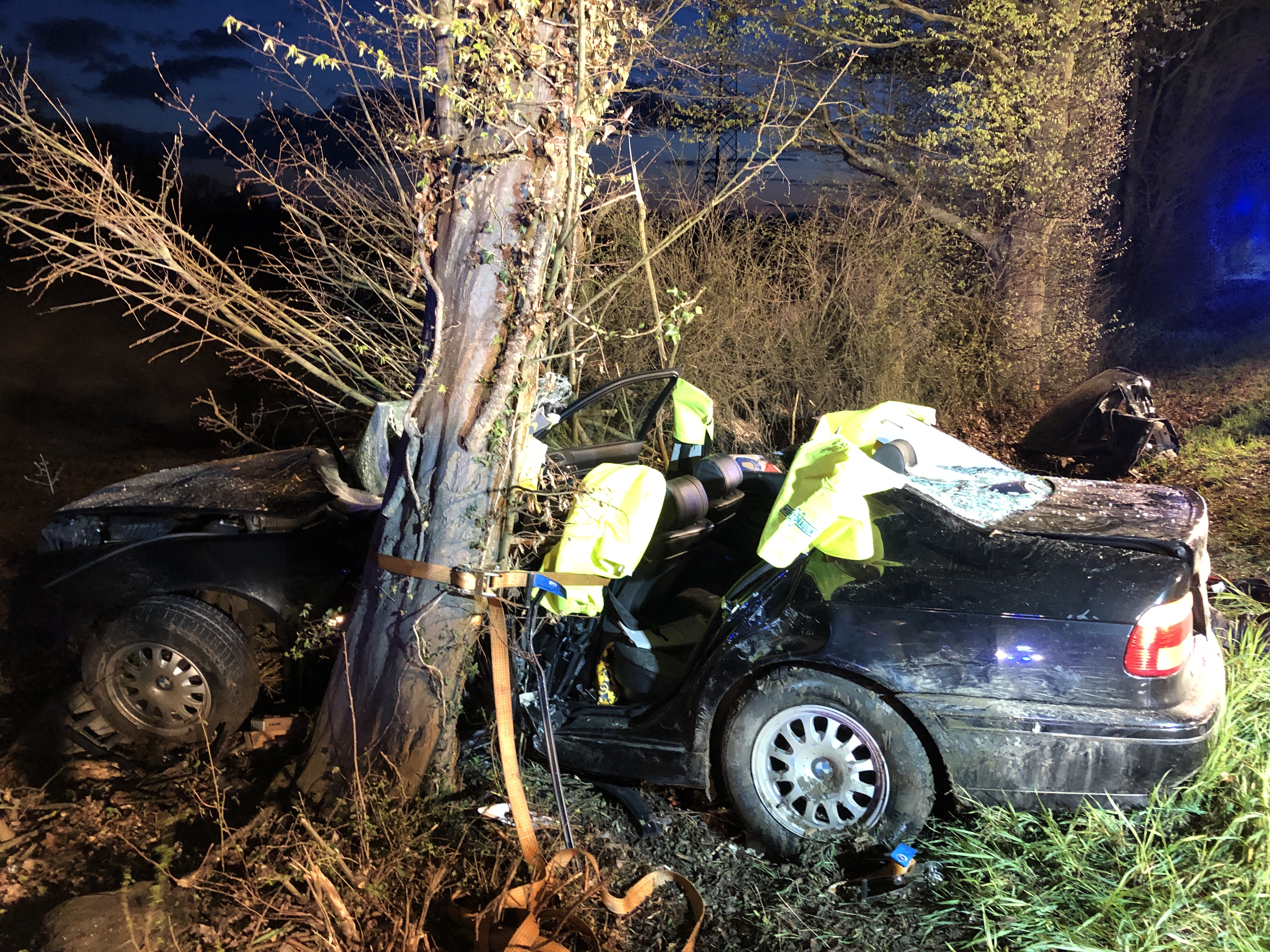 Auto Kracht In Baum: Fahrer (26) Schwer Verletzt