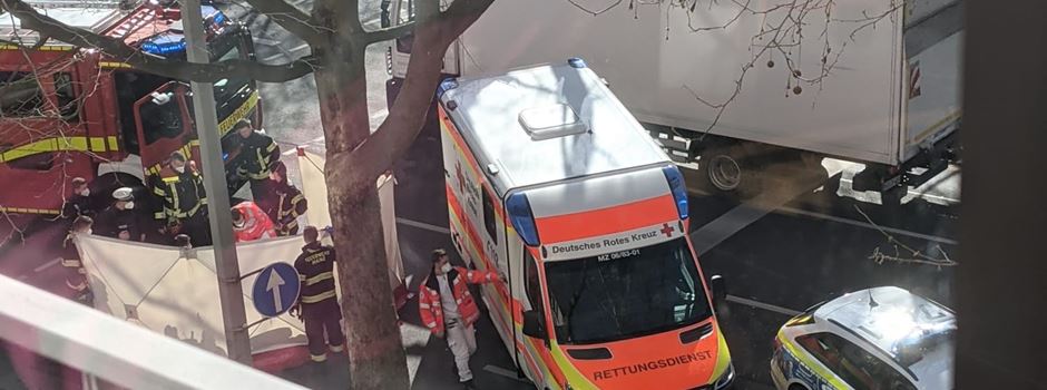 Polizist und Radfahrer bei Unfall in Rheinallee verletzt