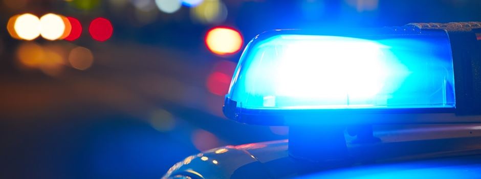 Wiesbadener Polizei weckt besoffenen Mann in fremden Auto