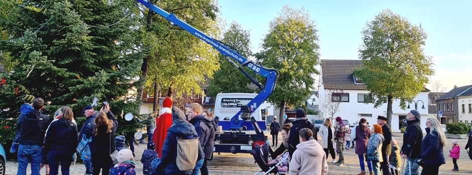 Mondorf: Kita-Kinder schmücken festlichen Weihnachtsbaum auf dem Adenauerplatz