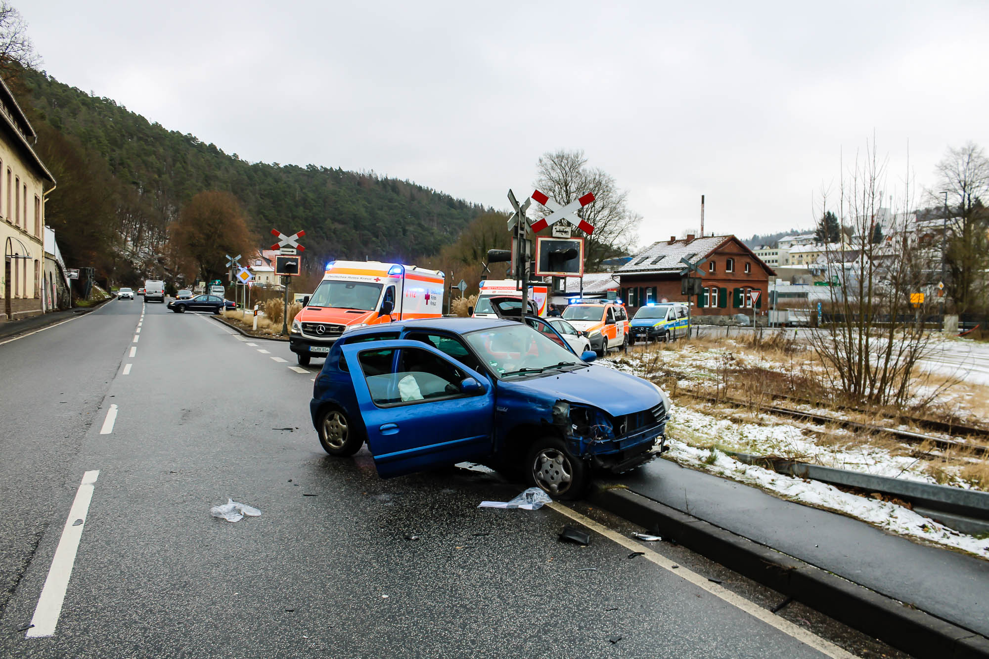 Auto Prallt Gegen Lkw – Insassen Verletzt