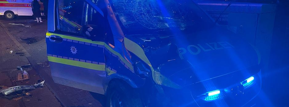 Crash mit Polizeiauto: 28-jähriger Polizist verletzt