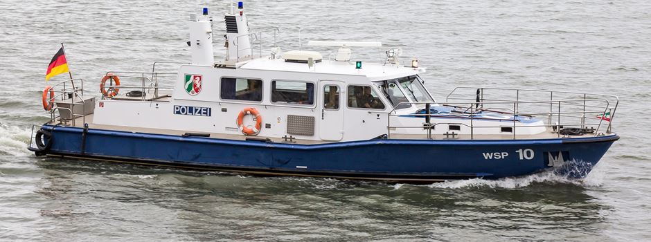 Zwei Personen stürzen bei Bootsunfall in Rhein - mehrere Rettungsboote im Einsatz