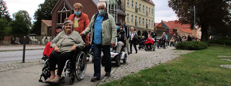 Eine Rollstuhlparade durch die Stadt