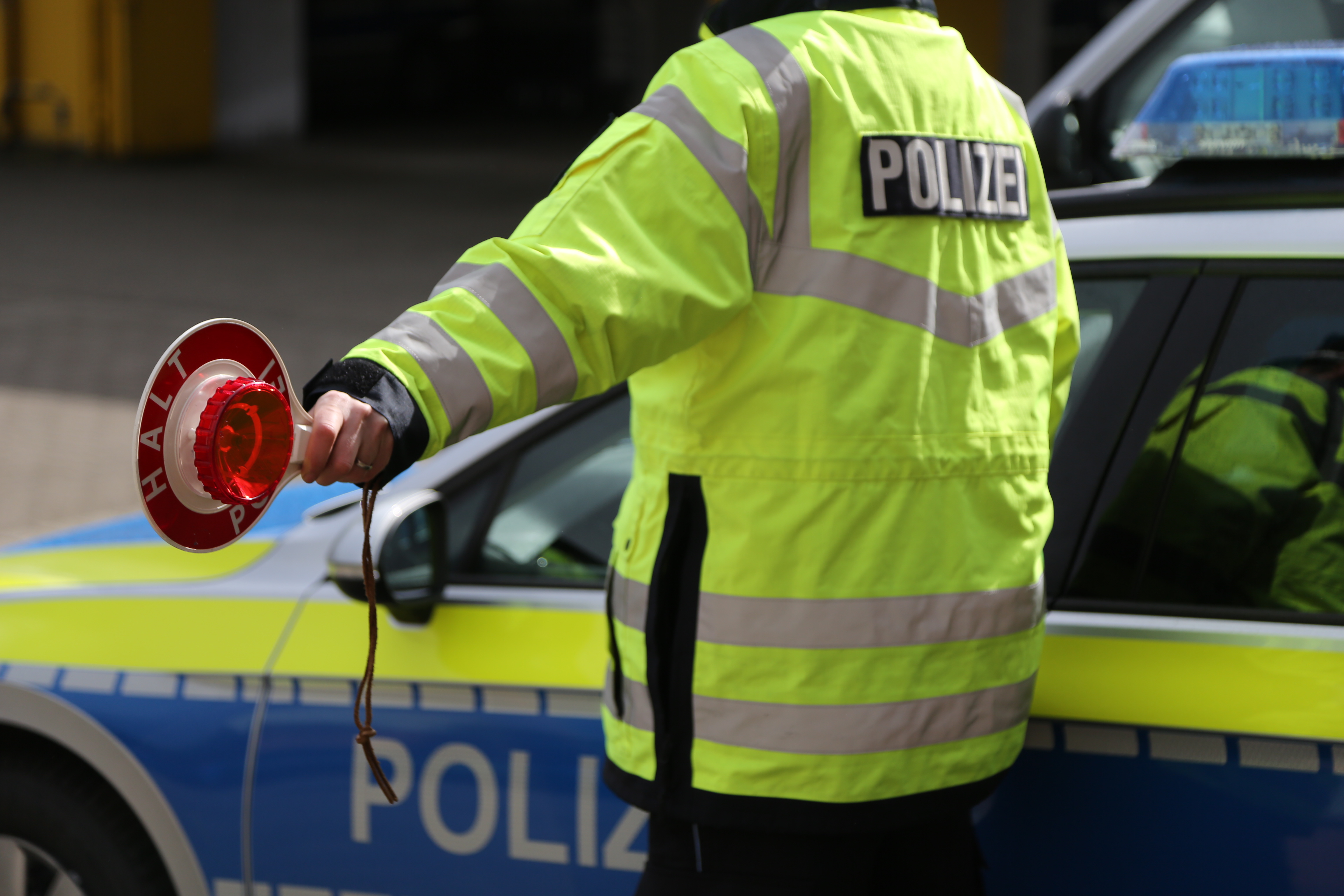 Unter Drogeneinfluss Am Steuer Und Gefälschten Führerschein Gezeigt