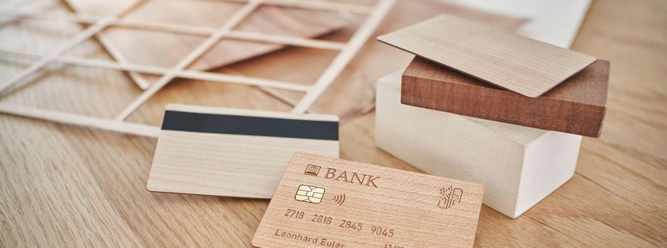 Wiesbadener entwickeln erste Bankkarte aus Holz