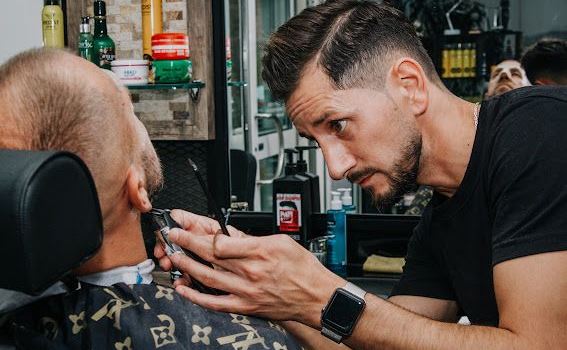November-Aktion beim Herrenfriseur Hairzebrock - Haircuts & Shave