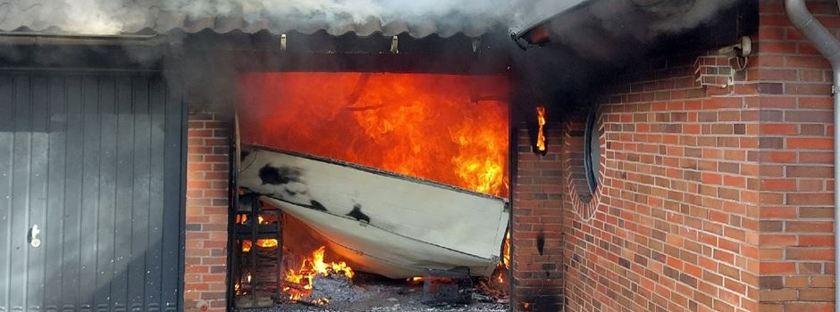 Garage brennt aus: 69-jähriger Hauseigentümer leicht verletzt