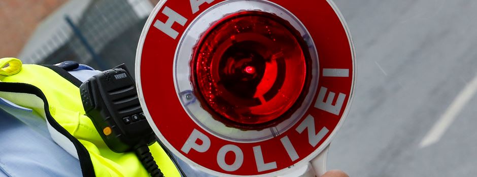 Betrunkener liegt auf Fahrbahn: Polizei sperrt Bundesstaße