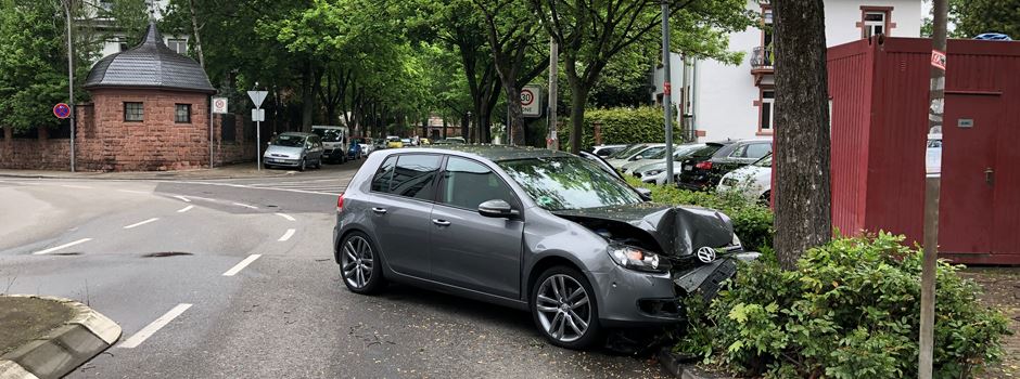 Auto fährt gegen Baum – fünf Verletzte