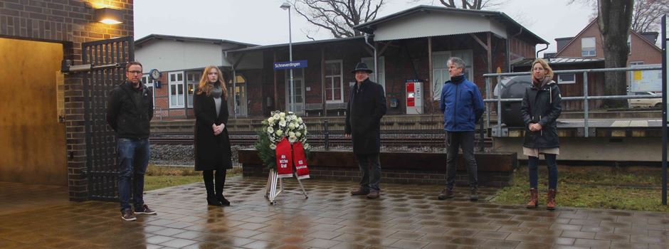 Holocaust-Gedenktag: Kranzniederlegung am Schneverdinger Bahnhof