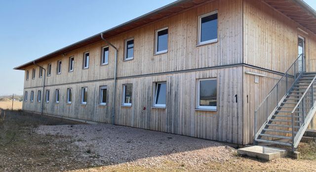 Landkreis Mainz-Bingen macht Holzhäuser für Geflüchtete bezugsfertig