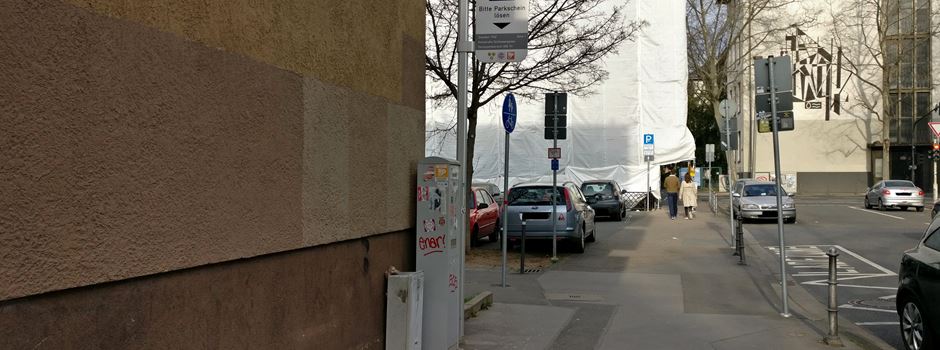 „Zu sehr versteckt“? Diskussion um Parkschein-Automat in Holzstraße