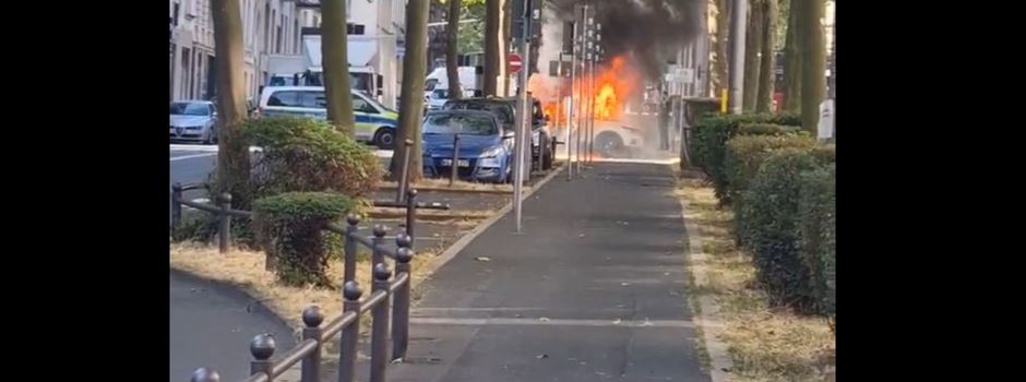 Schock-Moment in Wiesbaden: Auto geht in Flammen auf