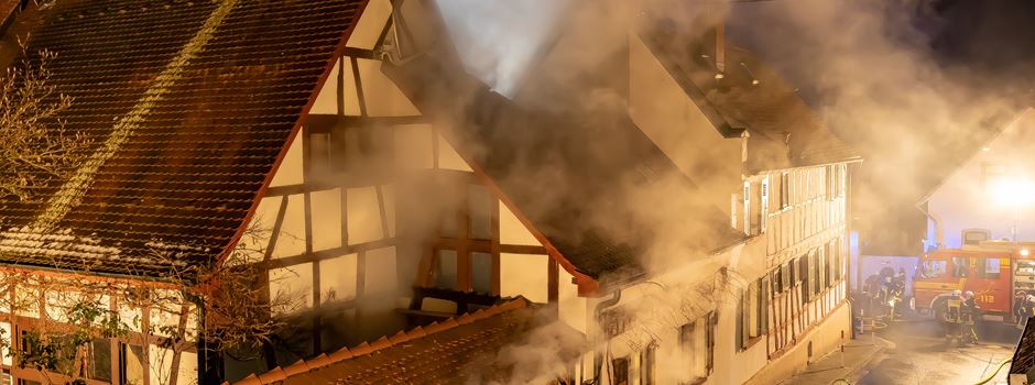 Brennendes Fachwerkhaus: Feuerwehrmann im Einsatz verletzt