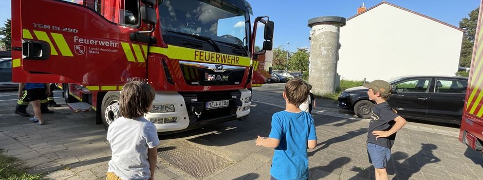 Süße Geschichte: Feuerwehreinsatz wird zu Kinderspektakel