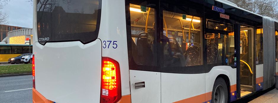 Jugendliche schlagen im Bus auf Wiesbadener (17) ein