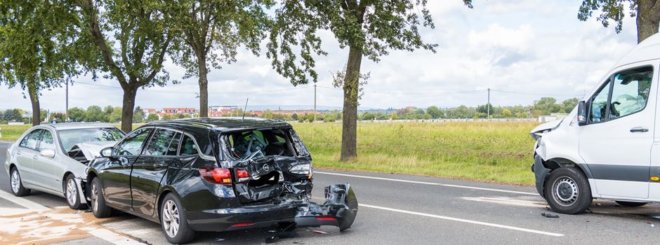 Schwerer Verkehrsunfall bei Bischofsheim: Drei Verletzte nach Crash