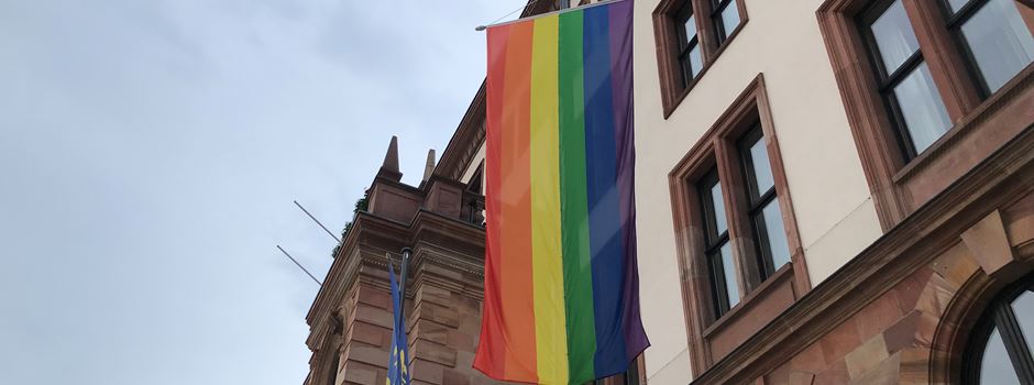 Gegen Homophobie: Wiesbaden hisst Regenbogenflagge