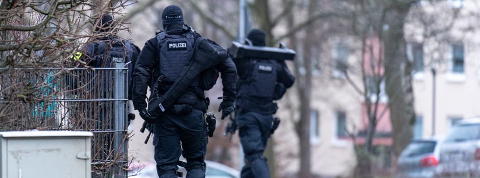 Schwer bewaffnete Polizisten nehmen Mann in Wiesbaden fest