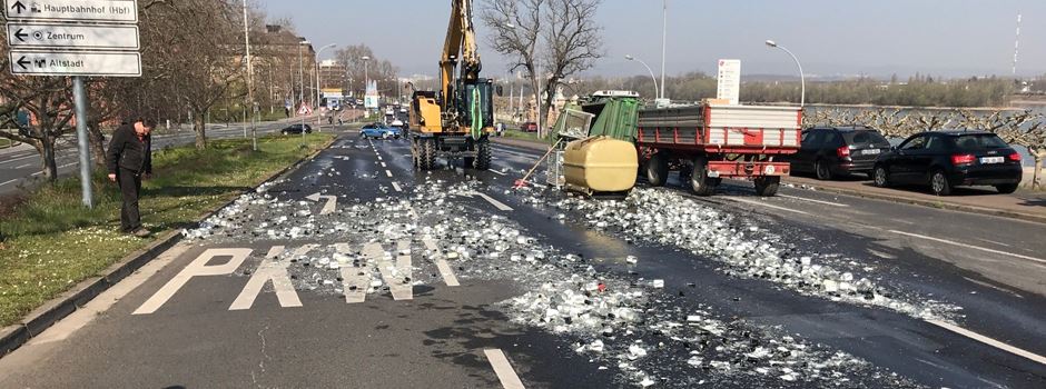 Traktor verliert Glasflaschen auf Zufahrt zur Theodor-Heuss-Brücke