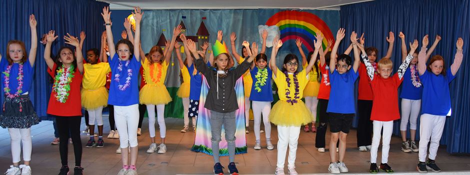 Chor AG der Bolandschule feiert Musicalpremiere „Kunterbunt“