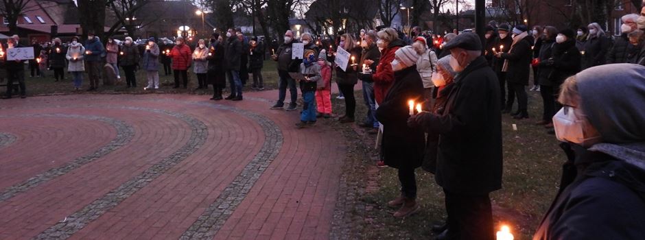Mit Lichtern für den Frieden: Mahnwache in Schneverdingen zum Ukrainekrieg