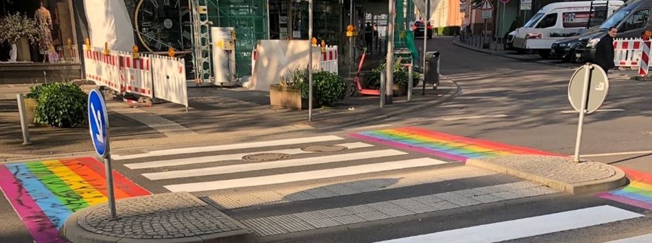 Neuer Regenbogen-Zebrastreifen in Wiesbaden beschmiert