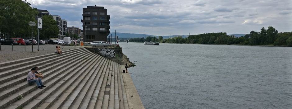 Person im Rhein: Großeinsatz mit Hubschrauber am Mainzer Zollhafen