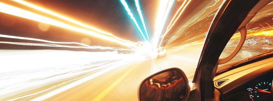 Fahrer auf A60 bewusstlos – Beifahrer lenkt Auto gegen Leitplanke