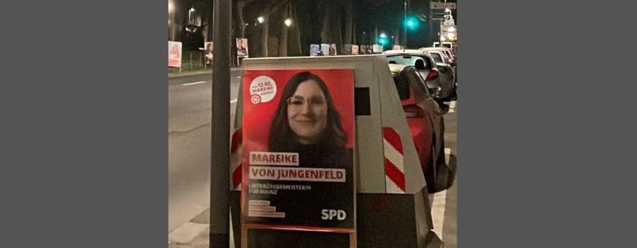 Wahlplakat vor Blitzer in der Kaiserstraße gestellt