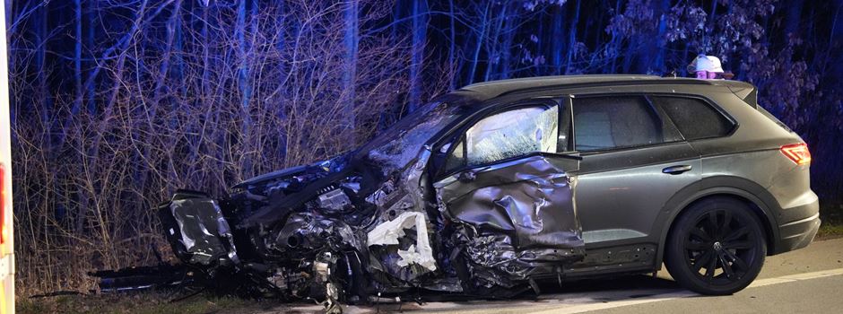 Schwerer Verkehrsunfall: Autofahrer gerät in Gegenverkehr