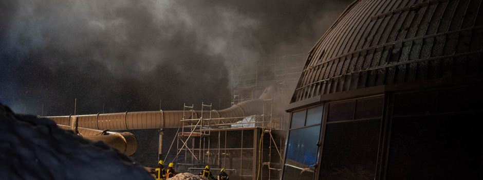 Großbrand in Freizeitbad – 100 Feuerwehrleute im Einsatz