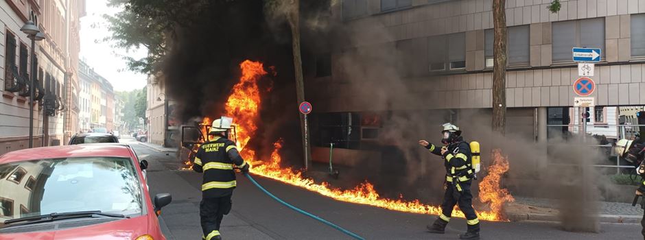 Kehrmaschine in der Mainzer Altstadt in Flammen