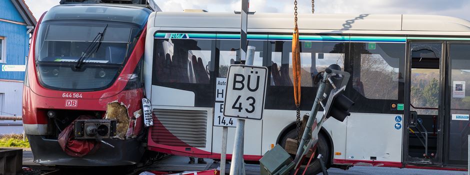 Taunusbahn rammt Schulbus – Busfahrer rettet Kinder und wird selbst verletzt