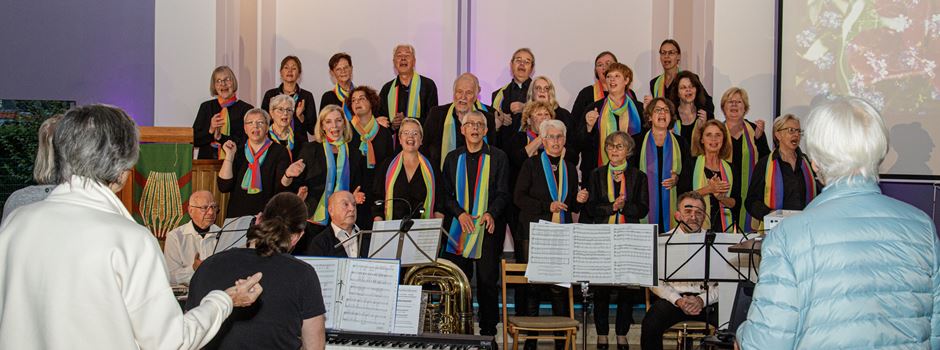 Rainbow Gospelchor stimmte erstmalig mit dem CVJM Posaunenchor: Ein Konzert in vollbesetzter Kirche