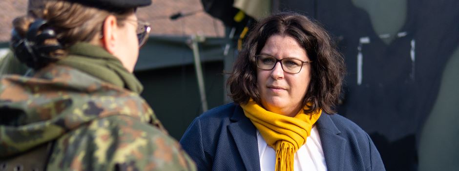 Europa-Politikerin Lena Düpont informiert sich bei der Bundeswehr
