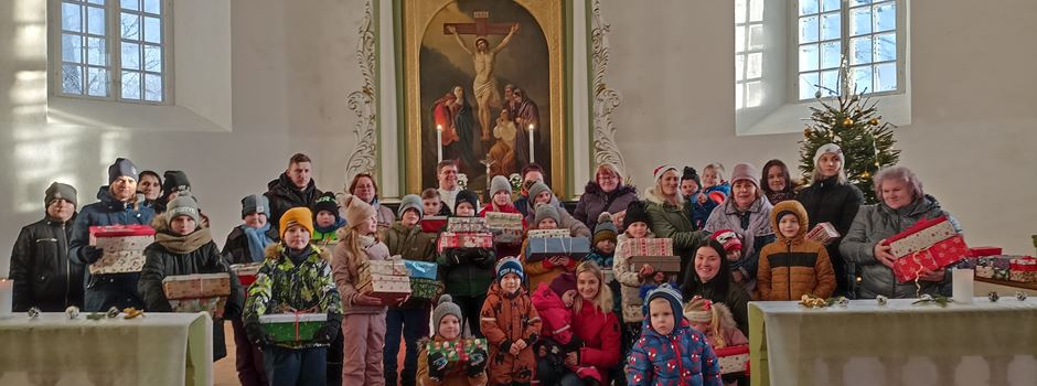 Verteilung der Weihnachtspäckchen in der Partnergemeinde in Lettland
