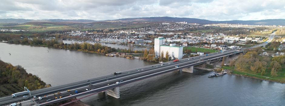 Schwerer Motorradunfall auf Schiersteiner Brücke: Frau muss notoperiert werden