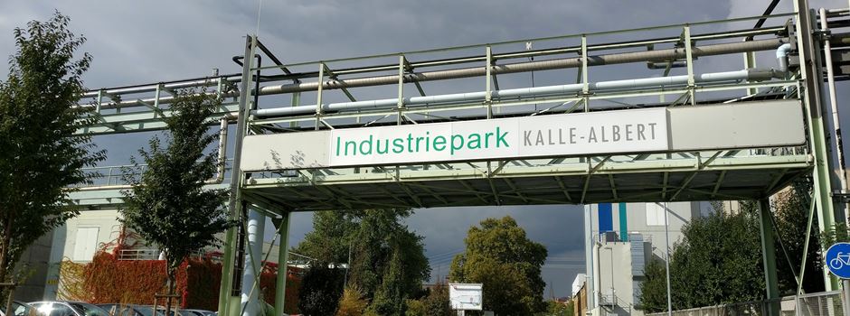 Lkw verliert schwefelhaltige Flüssigkeit: Mehrere Straßen in Wiesbaden gesperrt