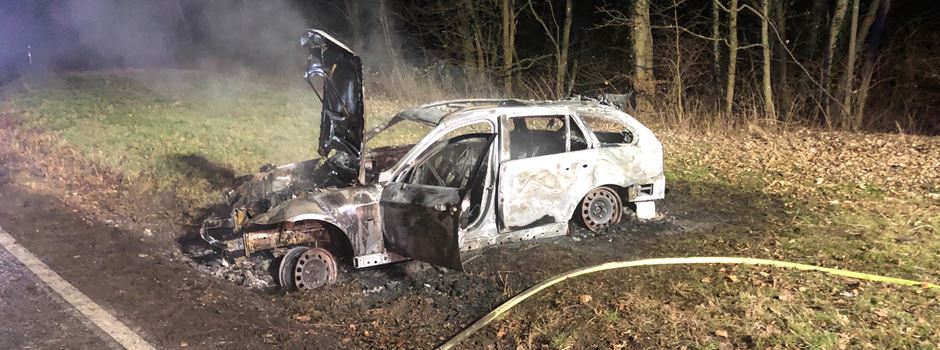 Auto fängt plötzlich Feuer – Fahrer kann sich retten