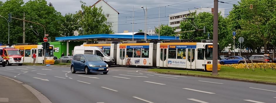 Verkehrsunfall in Mainz: Transporter kollidiert mit Tram