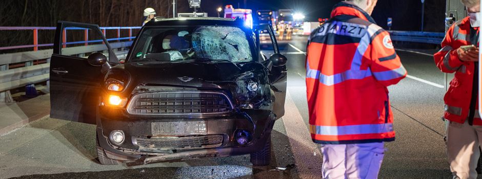 Tödlicher Unfall auf Autobahn: Fußgängerin und Hund überfahren