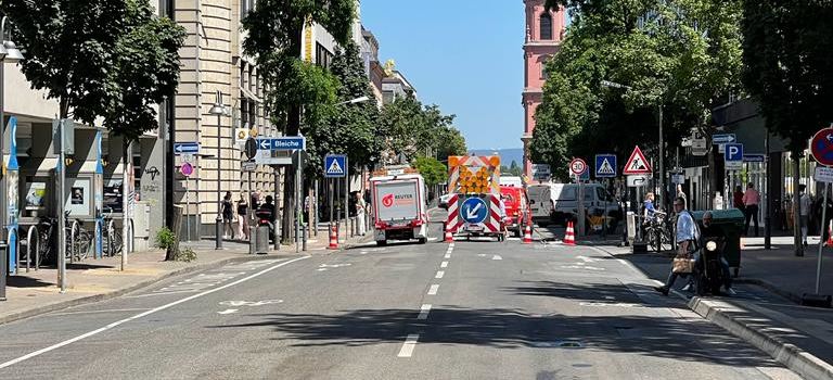 Auto fährt durch Mainzer Fußgängerzone – Stau in Innenstadt wegen Ölspur