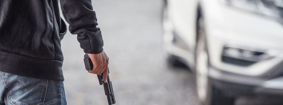 Tankstellen-Mitarbeiter in Wiesbaden mit Schusswaffe bedroht